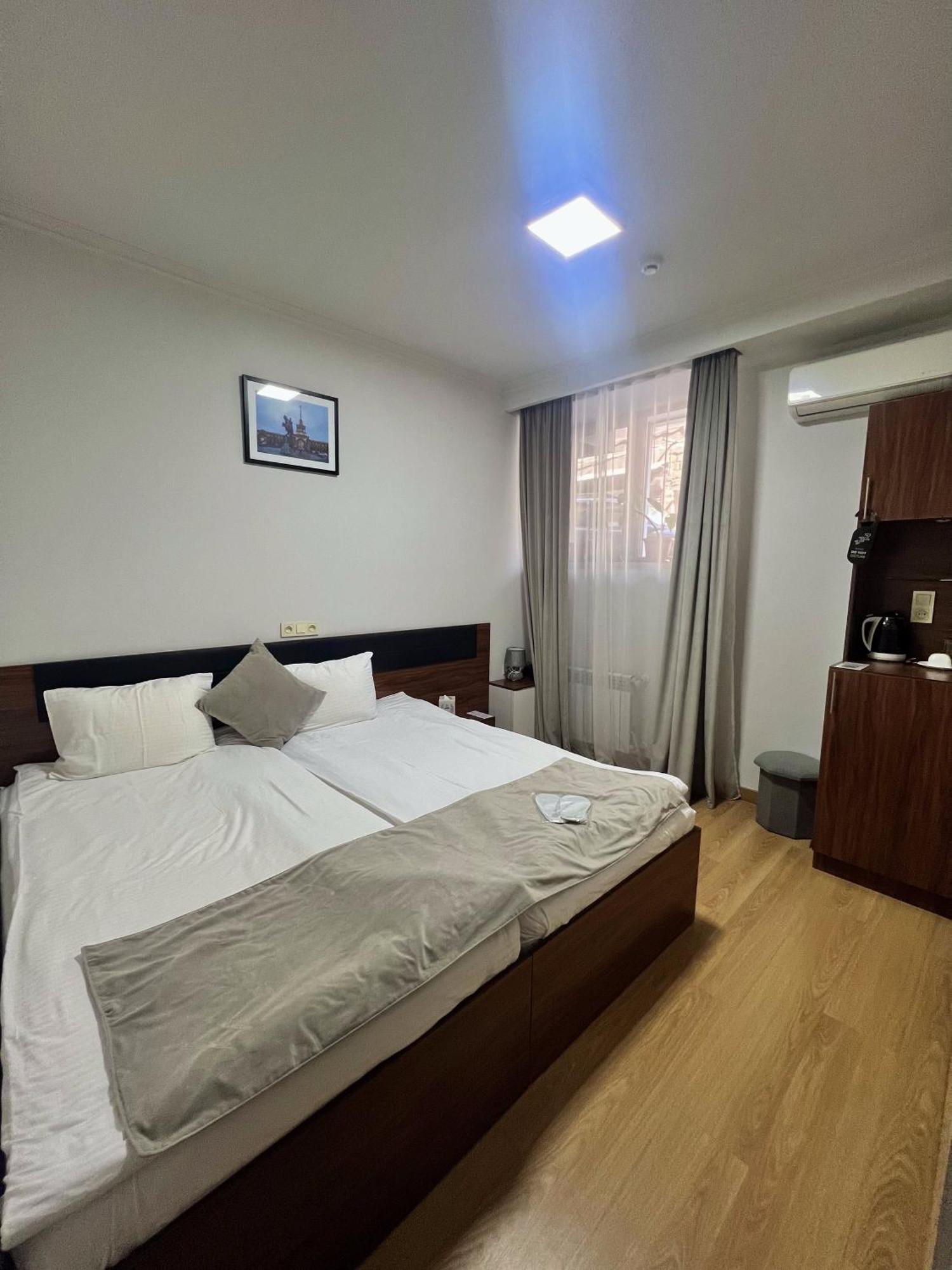 Mashtots Hotel Єреван Екстер'єр фото