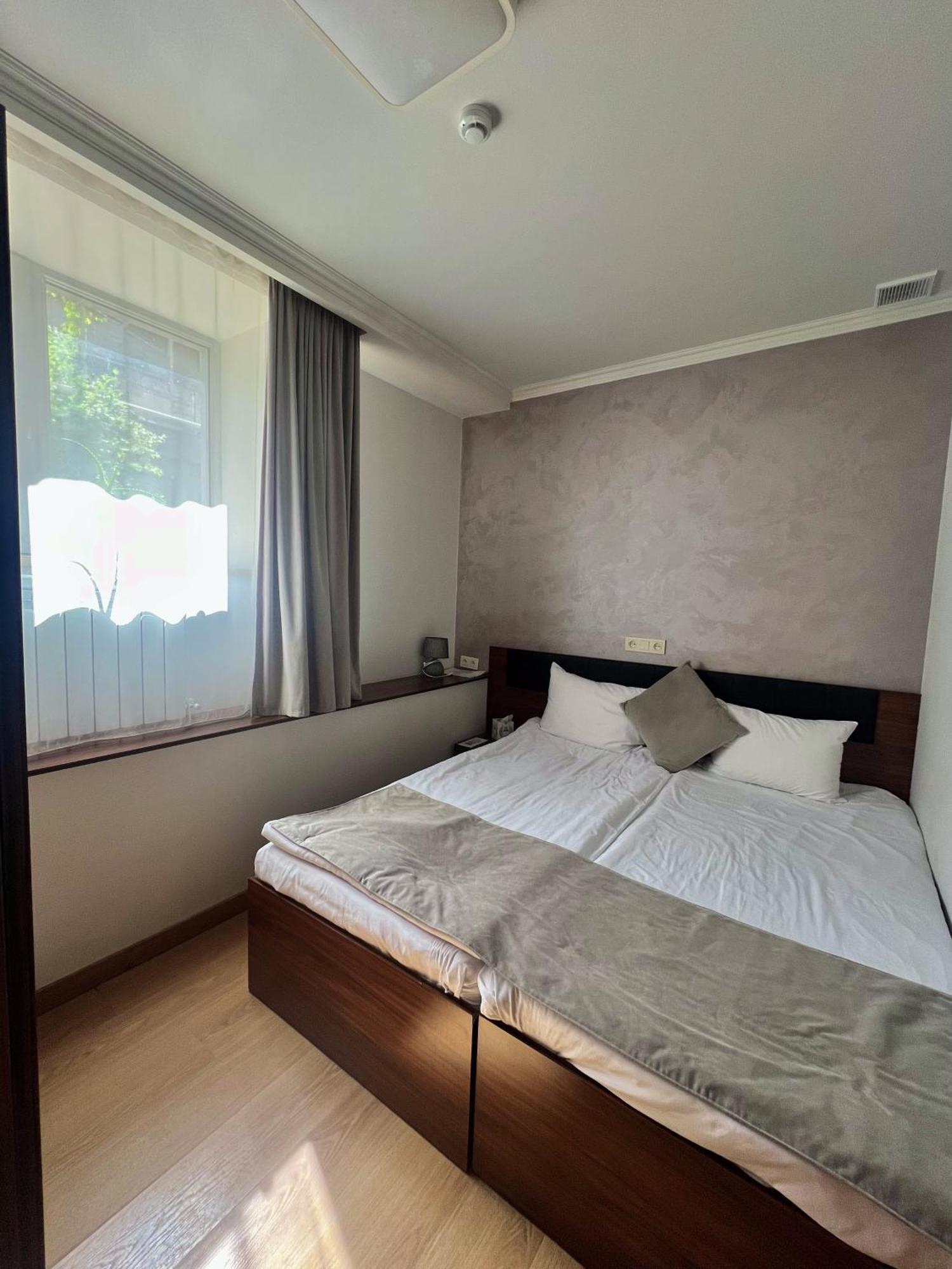 Mashtots Hotel Єреван Екстер'єр фото