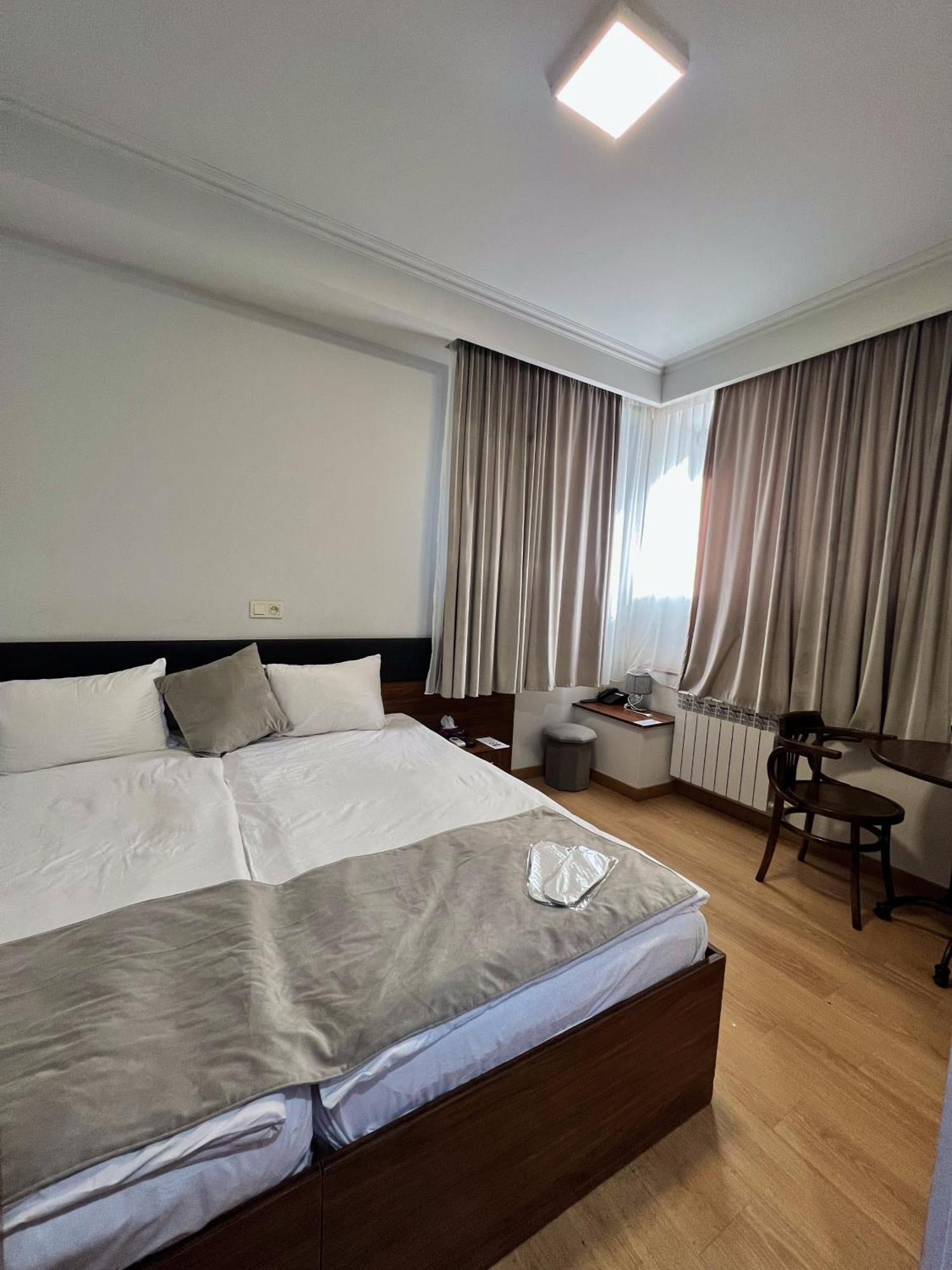 Mashtots Hotel Єреван Екстер'єр фото
